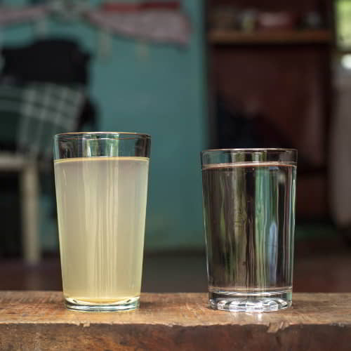 Comparison between a cup filled with clean water and one with dirty water