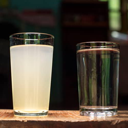 Comparison between a glass full of clean water and one full of dirty water